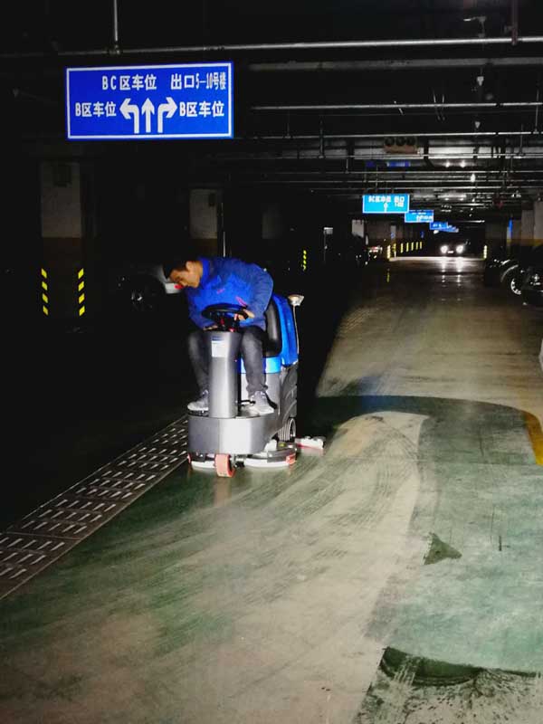 青岛物业车库选用容恩精品驾驶式电动拖地机