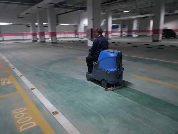 AL70驾驶式洗地机在新建小区地下停车场使用现场实拍